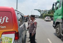 Kapolsek Widang Pimpin Langsung Penyekatan, Seleksi Kendaraan Yang Melintas