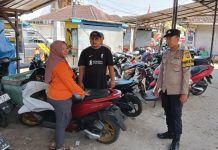 Patroli Sambang Di Pasar Tradisional Anggota Bhabinkamtimas Polsek Senori Polres Tuban Polda Jatim Berikan Imbauan Kepada Jukir