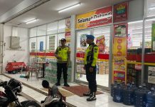 Antisipasi 3C dan Aksi Premanisme, Anggota Polsek Kenduruan Polres Tuban Gelar Patroli di Alfamart