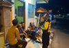 Melalui Sambang Satkamling, Polisi Polsek Kenduruan Polres Tuban Ajak Warga Patroli Keliling Kampung Dua Jam Sekali