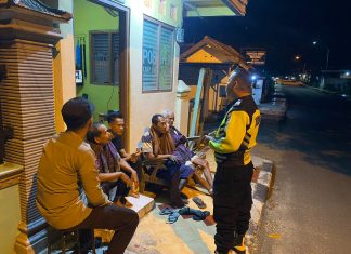 Melalui Sambang Satkamling, Polisi Polsek Kenduruan Polres Tuban Ajak Warga Patroli Keliling Kampung Dua Jam Sekali