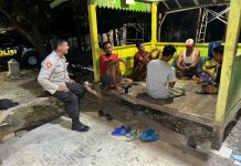 Anggota Polsek Senori Polres Tuban Polda Jatim Ajak Warga Aktifkan Sat Kamling