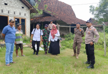 Anggota Polsek Senori Polres Tuban Polda Jatim Dampingi Penanganan ODGJ di Desa Sendang