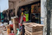 Cek Harga Sembako dan Beras, Kanit Reskrim Polsek Kenduruan Polres Tuban Bersama Anggota Blusukan di Pasar Desa Sidomukti