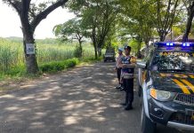 Menjelang Dan Sesudah Sholat Maghrib, Polsek Kenduruan Polres Tuban Menggelar Blue Light Patrol