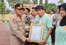 Kapolres Probolinggo Beri Penghargaan Dua Atlet Arung Jeram yang Melawan Begal