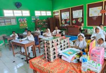 Senyum Ceria Pelajar Sambut Makan Bergizi Gratis dari Polres Ngawi