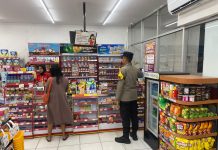 Patroli Rutin Di Alfamart, Polsek Kenduruan Polres Tuban Sampaikan Pesan Kamtibmas Kepada Karyawan