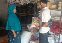 Kanit Reskrim AIPTU Sumarno, S.H bersama AIPDA Suwarso melakukan kegiatan pengecekan dan monitoring langsung harga beras dan sembako