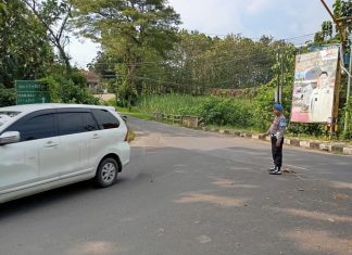 Menjelang dan Sesudah Sholat Maghrib, Polisi Polsek Kenduruan Polres Tuban Menggelar Blue Light Patrol