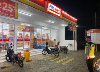 Ciptakan Situasi Aman dan Kondusif, Polisi Polsek Kenduruan Gelar Patroli Rutin Di Alfmart