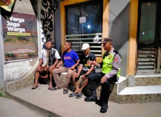 Melalui Sambang Satkamling, Petugas Polmas Desa Sidomukti Polsek Kenduruan Polres Tuban Ajak Petugas Ronda Malam Patroli Keliling Kampung Satu Jam Sekali