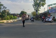 Layani Pengguna Jalan Raya, Personil Polsek Singgahan Polres Tuban Lakukan Pengaturan Pagi Hari