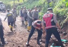 Polres Probolinggo Bersama Warga Bersihkan Material Pascabanjir Bandang di Tiris