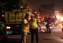 Jelang Nataru, Polres Gresik Tandai Jalan Berlubang Untuk Keselamatan Pengendara
