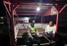 Sambang Desa, Bhabinkamtibmas Ngobrol Dengan Warga Yang Jaga di Poskamling