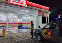 Beri Rasa Aman kepada Karyawan dan Pembeli, Polisi Polsek Kenduruan Polres Tuban Gelar Patroli di Alfamart