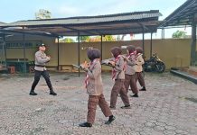 Anggota Bhabinkamtimas Polsek Senori Polres Tuban Polda Jatim Pimpin Latihan Saka Bhayangkara Dengan Materi Senam Tongkat T