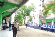 Program Police Go To School Kanit Binmas Polsek Senori Polres Tuban Polda Jatim Menjadi Pembina Upacara di MA Al Hasaniyah Desa Sendang