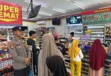 Patroli Sambang di Minimarket Bhabinkamtibmas Polsek Senori Polres Tuban Polda Jatim Ciptakan Rasa Aman Dan Antisipasi Tindak Premanisme