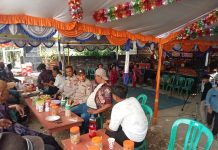 Anggota Polsek Montong Pam Langen Tayub Dalam Rangka Hajatan