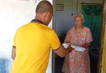 Jum’at Berkah, Polisi Polsek Kenduruan Polres Tuban Berbagi Nasi Kotak Dengan Mendatangi Rumah-rumah Warga