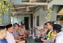 JALIN KEMITRAAN DENGAN WARGA, KANIT BINMAS POLSEK PARENGAN SELAKU POLISI RW LAKSANAKAN GIAT SAMBANG DAN DIALOG DENGAN WARGA SAMPAIKAN PESAN KAMTIBMAS.