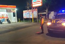 Patroli Malam Polsek Kenduruan Polresta Tuban Sasar Pertokoan dan Alfamart, Antisipasi 3C