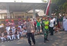 Sinergi TNI-Polri dan Satpol PP, Polsek Kenduruan Polresta Tuban Amankan Lomba Gerak Jalan SD/MI