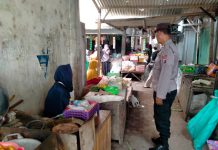 Polsek Kenduruan Polresta Tuban Gelar Patroli Pertokoan dan Pasar Desa Sidomukti, Antisipasi 3C