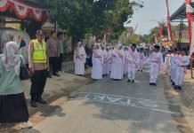 Jaga Kelancaran Acara, Kapolsek Palang Turun Langsung Amankan Lomba Gerak Jalan HUT RI ke-81 di Desa Glodok