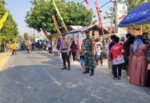Anggota Bhabinkamtibmas Polsek Senori Polresta Tuban Polda Jatim Laksanakan Pengamanan Kegiatan Jalan Sehat di Desa Wanglu Kulon
