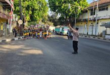 WUJUDKAN RASA AMAN, POLSEK TUBAN KAWAL KEGIATAN SEDEKAH LAUT KELURAHAN SIDOMULYO