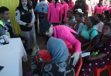 Ketua Umum Bhayangkari Gelar Bakti Sosial dan Bakti Kesehatan bagi Pengungsi Gempa Flores