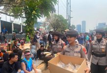 Polwan Sapa Pejuang Aspirasi, Bagikan Makanan dan Minuman di DPR