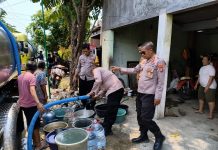 Polres Nganjuk Kerahkan Water Cannon dan Truk Tangki Pasok Puluhan Ribu Liter Air Bersih di Ngetos